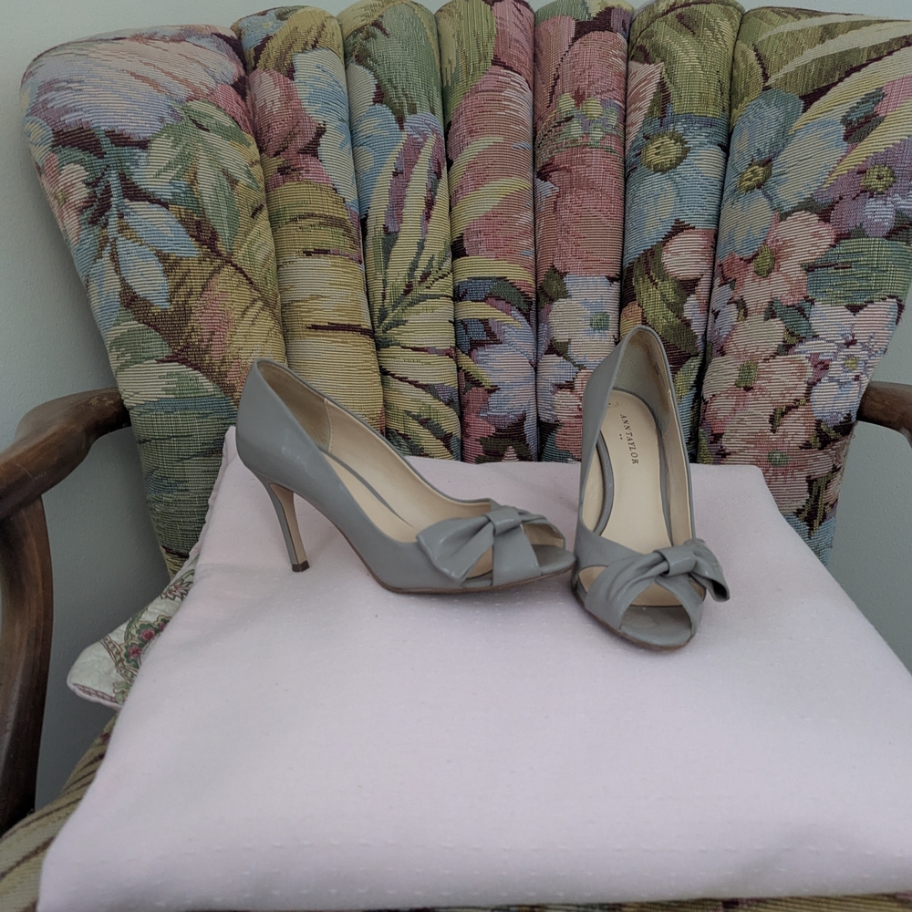 Ann Taylor Gray Bow Peep-Toe Heels